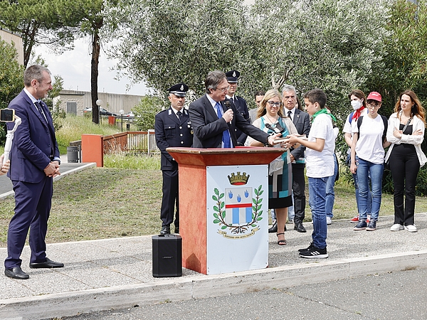 Testimoni Capaci: il Capo Dap consegna l'agenda Falcone a uno studente (credits Ministero della Giustizia)