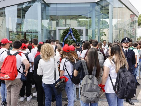 Testimoni Capaci: gli studenti davanti alla teca con i resti dell'auto di Capaci (credits Ministero della Giustizia)