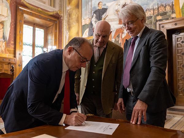 Firma per la presa di possesso del nuovo Capo dipartimento della Giustizia minorile, Antonio Sangermano, alla presenza del Ministro Carlo Nordio e del Capo di Gabinetto, Alberto Rizzo (foto Ministero della Giustizia)