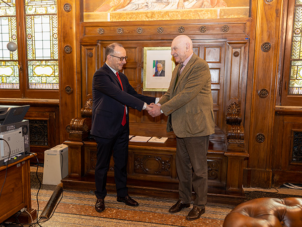 Stretta di mano fra il nuovo Capo dipartimento della Giustizia minorile, Antonio Sangermano, e il Ministro Carlo Nordio (foto Ministero della Giustizia)