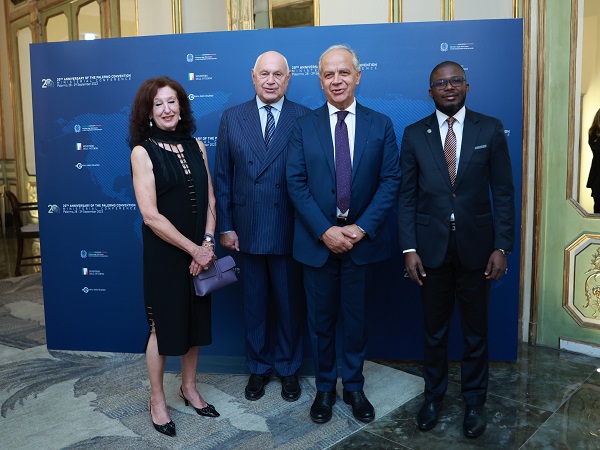 Alcune delle delegazioni presenti alla Conferenza di Palermo, accolte dai ministri Nordio e Piantedosi (foto del Ministero della giustizia)