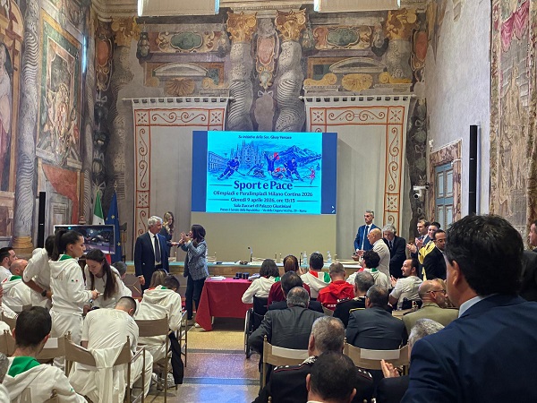Il Ministro per lo Sport e per i Giovani, Andrea Abodi con le Fiamme azzurre - Premiazione al Senato - 9 aprile 2026 (foto del Ministero della Giustizia)
