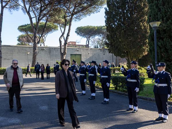 Monica Guerritore davanti al Picchetto d'Onore