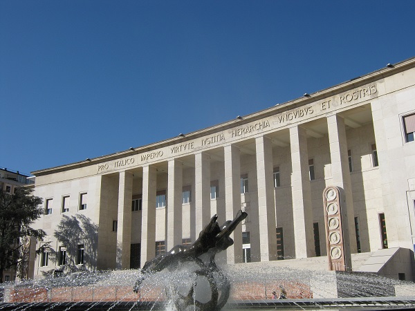 Bozen_Gerichtsgeb&auml;ude (Palazzo di giustizia di Bolzano, Credit:: Wikimedia commons)