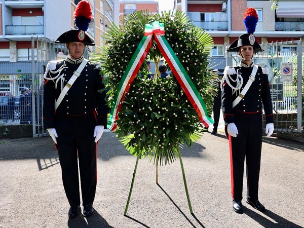 corona in memoria di Falcone e Borsellino