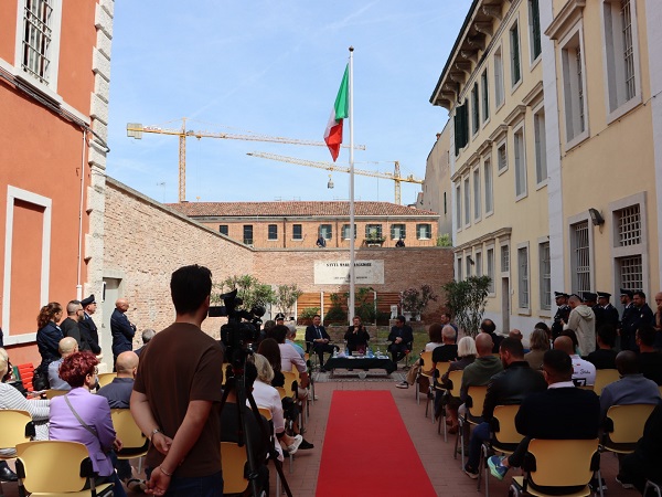 Willem Dafoe incontra i detenuti del carcere di Venezia