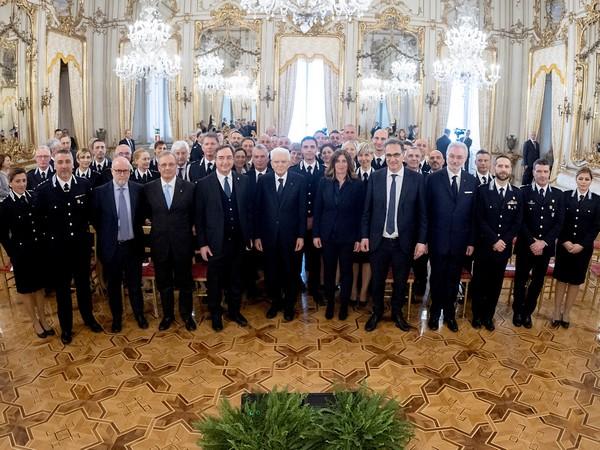 Il Capo dello Stato, Sergio Mattarella, riceve al Quirinale una delegazione della Polizia Penitenziaria, accompagnata dal capo del Dap, Giovanni Russo (foto Quirinale)