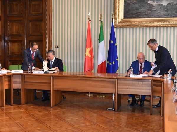 Il ministro Nordio e il generale To Lam_firma trattati cooperazione Italia-Vietnam (Credit: Ministero della Giustizia)