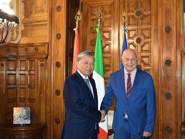 Il ministro Nordio e il generale To Lam_firma trattati cooperazione Italia-Vietnam (Credit: Ministero della Giustizia)