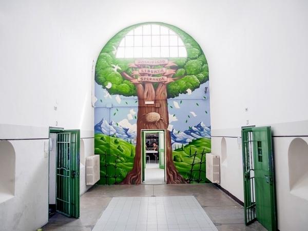 I murales della libert&agrave; nel carcere di Pistoia