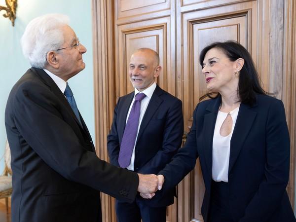 Il Presidente della Repubblica Sergio Mattarella incontra Anna Maria Sapienza,della fondazione Eduardo De Filippo,in occasione della presentazione del progetto &ldquo;Le voci di dentro&rdquo;,in collaborazione con l'Istituto penale per minori di Nisida (Ufficio Stampa - Presidenza della Repubblica)