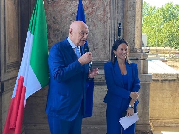 Il saluto del ministro Nordio alla capo ufficio stampa