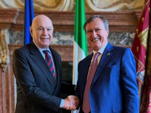 Il ministro della Giustizia, Carlo Nordio, e il sindaco di Venezia, Luigi Brugnaro, firmano il protocollo d&rsquo;intesa per le locazioni abitative (foto del Ministero della Giustizia)