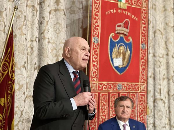 Il ministro della Giustizia, Carlo Nordio, e il sindaco di Venezia, Luigi Brugnaro, firmano il protocollo d&rsquo;intesa per le locazioni abitative (foto del Ministero della Giustizia)