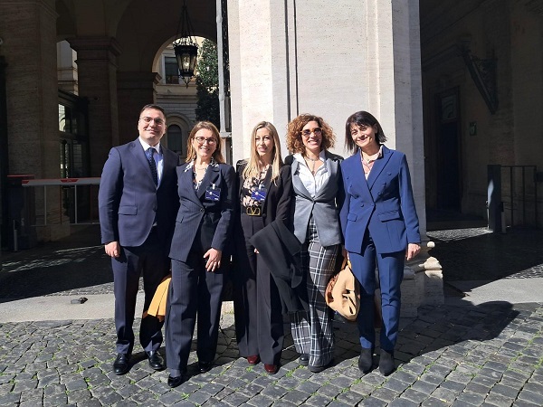 foto di gruppo dei neo dirigenti