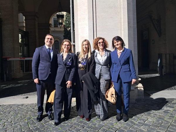 foto di gruppo dei neo dirigenti