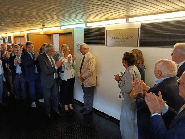La targa dedicata alla memoria di Vincenzo Galgano