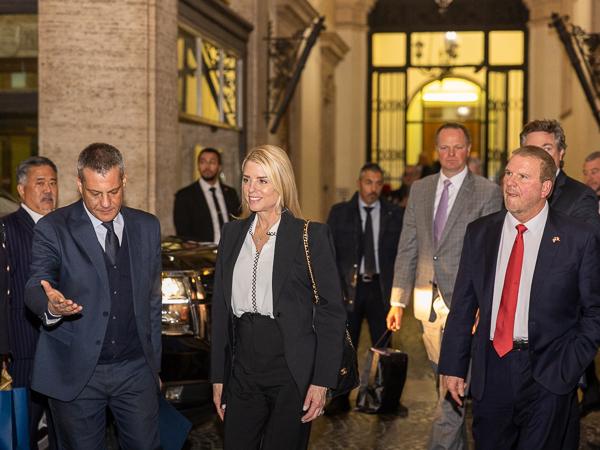 Pam Bondi (Attorney General degli Stati Uniti) e Tilman Fertitta (Amasciatore USA in Italia)