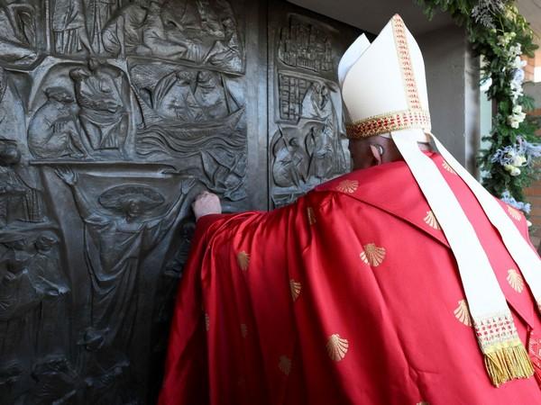 Papa Francesco apre la Porta Santa (Dicastero per la Comunicazione, Citt&agrave; del Vaticano)