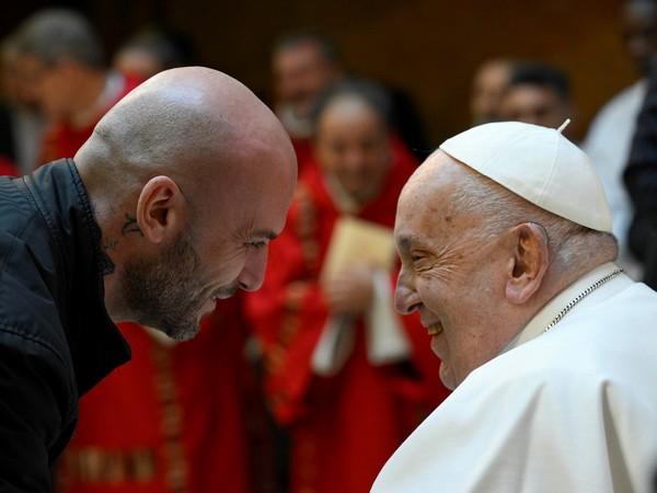 Papa Francesco saluta un ospite_600