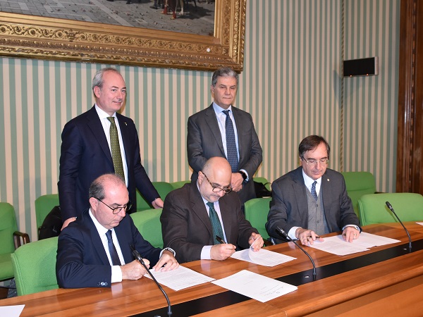 Firma protocollo tra Giovanni Russo (Dap), Patrizio Gonnella (Antigone) e Antonio Delfino (Giuffr&egrave;) per progetto "Nessuno escluso" (Credit: ministero Giustizia)