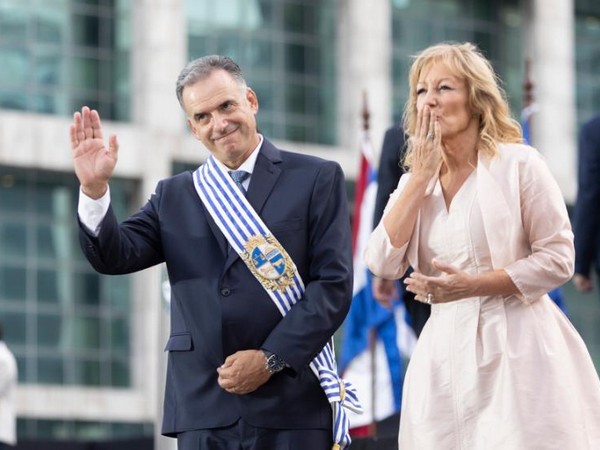 Uruguay - Orsi e Cosse salutano la folla (foto https://www.gub.uy/presidencia/)