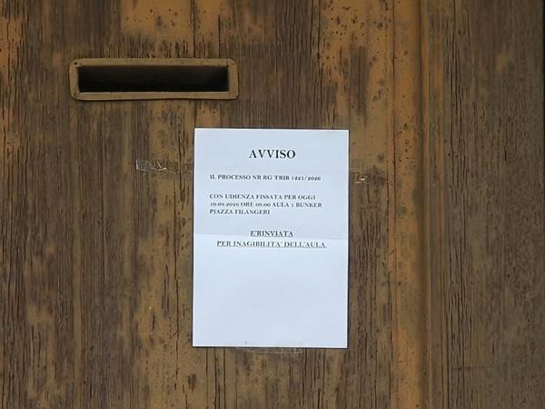 Avviso affisso all'ingresso dell'aula bunker di Milano