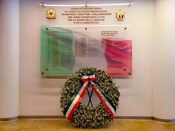 Lapide in onore dei caduti dell'Amministrazione Penitenziaria all'ingresso del Dap