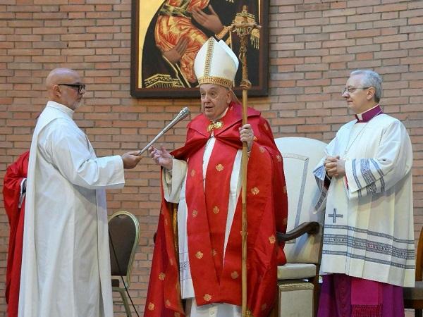 Papa Francesco apre la Porta Santa (Dicastero per la Comunicazione, Citt&agrave; del Vaticano)