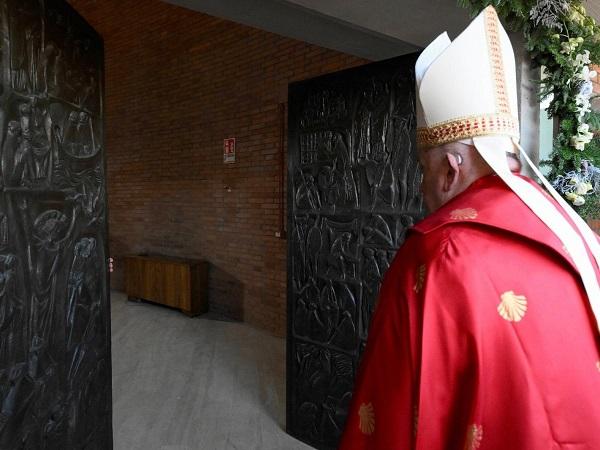 Papa Francesco apre la Porta Santa (Dicastero per la Comunicazione, Citt&agrave; del Vaticano)