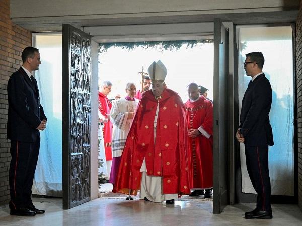 Papa Francesco apre la Porta Santa (Dicastero per la Comunicazione, Citt&agrave; del Vaticano)