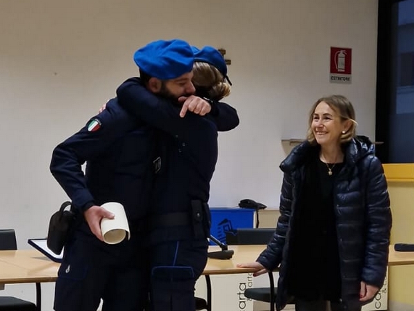I colleghi del reparto di Milano San Vittore festeggiano il ritorno al lavoro dell'agente di Polizia Penitenziaria Carmine De Rosa