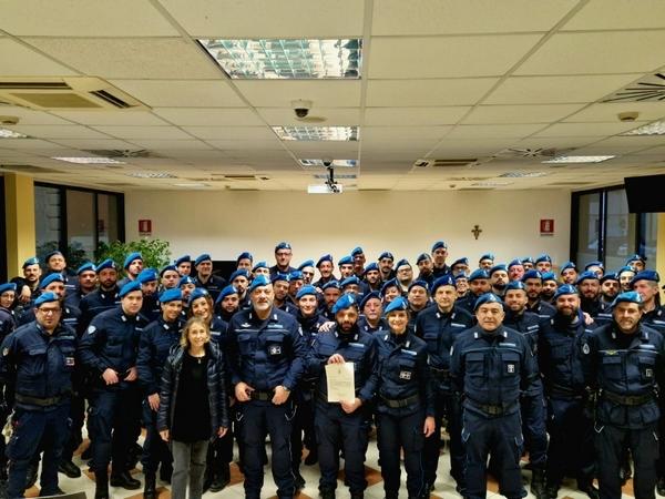 I colleghi del reparto di Milano San Vittore festeggiano il ritorno al lavoro dell'agente di Polizia Penitenziaria Carmine De Rosa