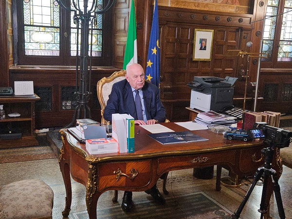 Il ministro Nordio nel suo studio, in occasione della registrazione del videomessaggio per il convegno in memoria di Alfredo De Marsico