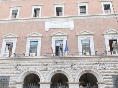 Facciata del palazzo sede del Ministero della Giustizia in via Arenula a Roma