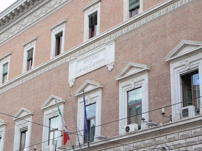 Particolare della facciata del palazzo del Ministero della Giustizia in via Arenula a Roma - Foto di Doriano Ciardo