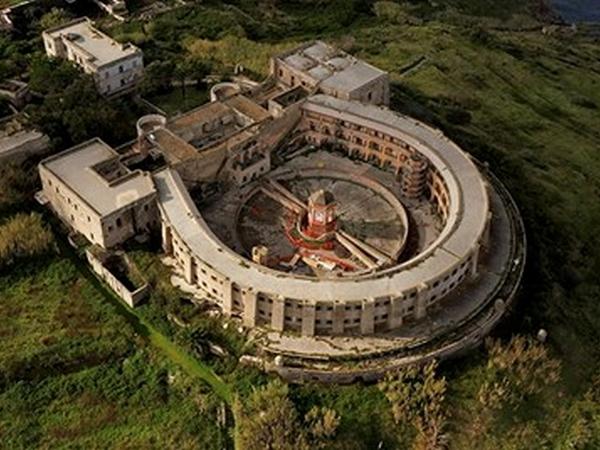 Firma dell'Accordo di partenariato fra Ministero della Giustizia-DAP e Commissario Straordinario del governo per il recupero dell'ex carcere di Santo Stefano-Ventotene