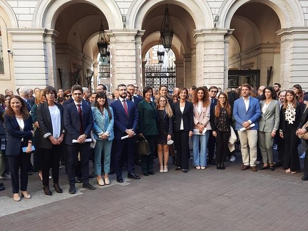 foto corale saluto Ministra