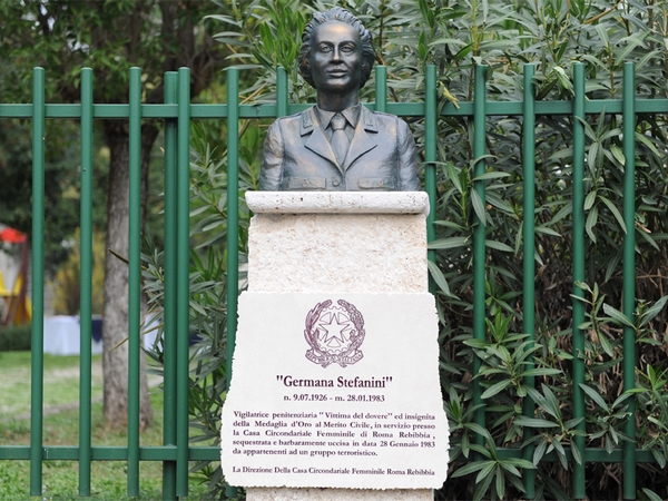 Busto dedicato alla memoria della vigilatrice penitenziaria Germana Stefanini