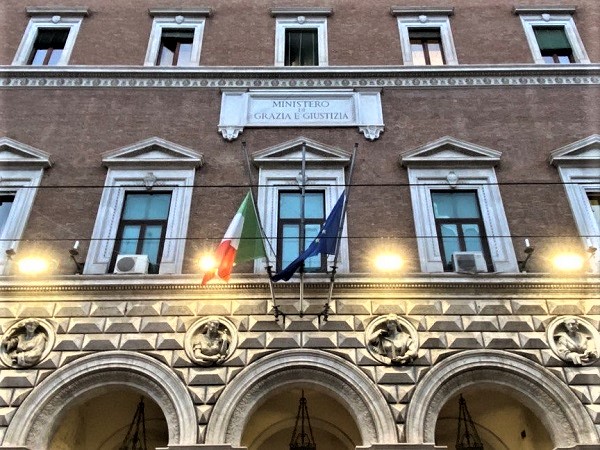Funerali Benedetto XVI: bandiere a mezz&rsquo;asta in via Arenula