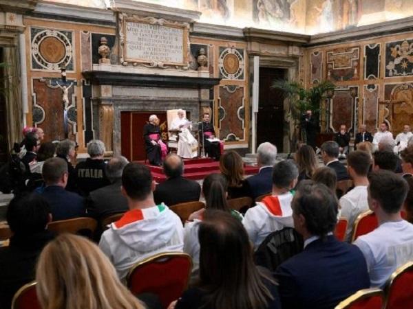 Leone XIV riceve atleti olimpici e paralimpici - Fiamme azzurre 9 aprile 2026 (credit foto @VATICAN MEDIA)
