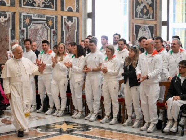 Leone XIV riceve atleti olimpici e paralimpici - Fiamme azzurre 9 aprile 2026 (credit foto @VATICAN MEDIA)