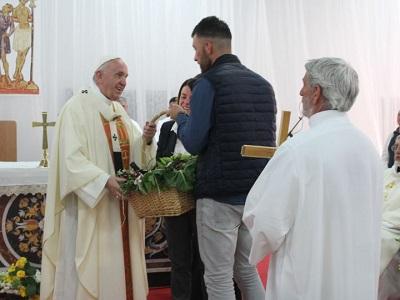Il dono di Francesco ai detenuti, che lo piangono come un padre