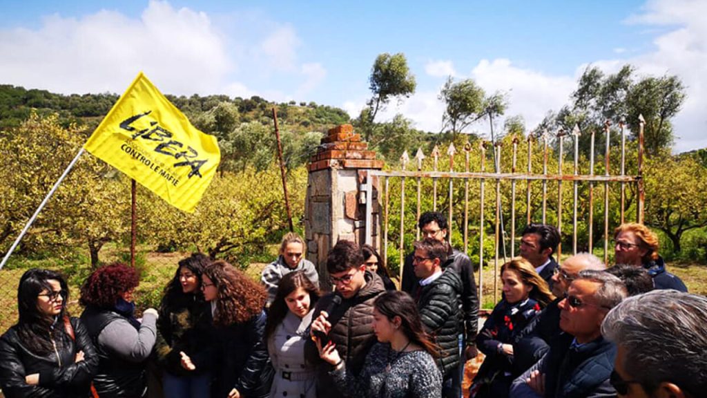 Sit-in in ricordo di Maria Chindamo, davanti alla sua azienda agricola, dove scomparve il 6 maggio 2016. (Credit: ReggioToday)