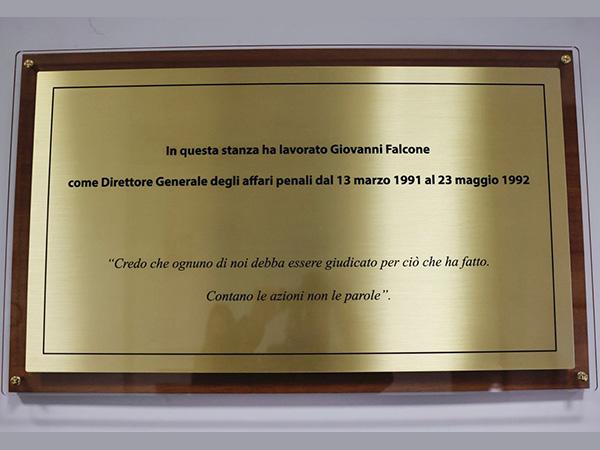 Sulla targa &egrave; scritto: "In questa stanza ha lavorato Giovanni Falcone come Direttore Generale degli affari penali dal 13 marzop 1991 al 23 maggio 1992" viene riportata una sua frase: "Credo che ognuno di noi debba essere giudicato per ci&ograve; che ha fatto. Contano le azioni non le parole".