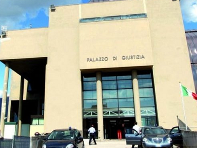 Notifica per pubblici proclami: ricorso per usucapione Persico A. c/ De Gregorio T