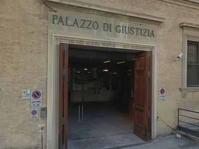 Una facciata del Tribunale di Ancona