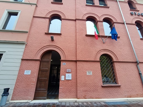 uiepe bologna con bandiere (600x450 foto ministero giustizia)