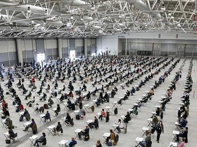 Concorso, aula con i candidati distanziati